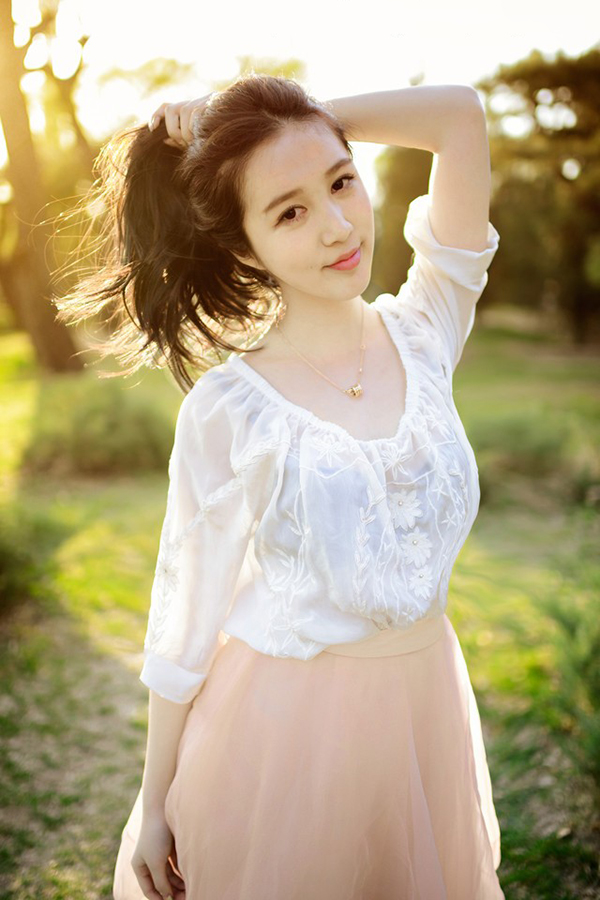 黄昏时的蕾丝裙少女户外唯美图