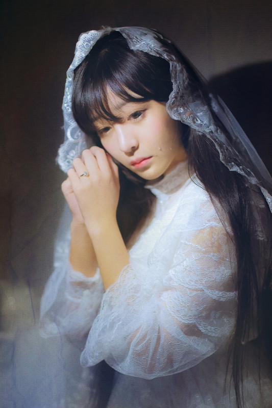 白裙少女私房忧郁迷人图