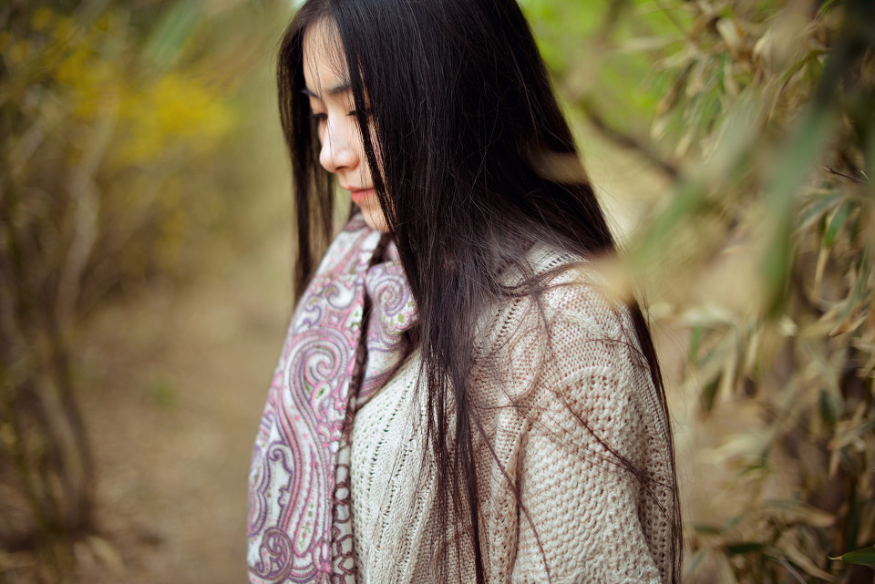 花下女子的甜美迷人图