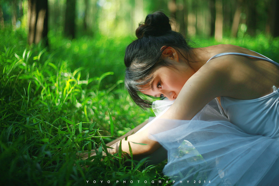 夏日美女在森林中舞动身姿