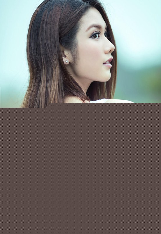 回眸一笑的纯净让人着迷女子