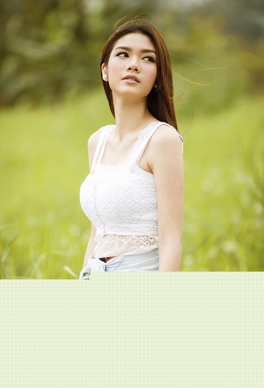 回眸一笑的纯净让人着迷女子