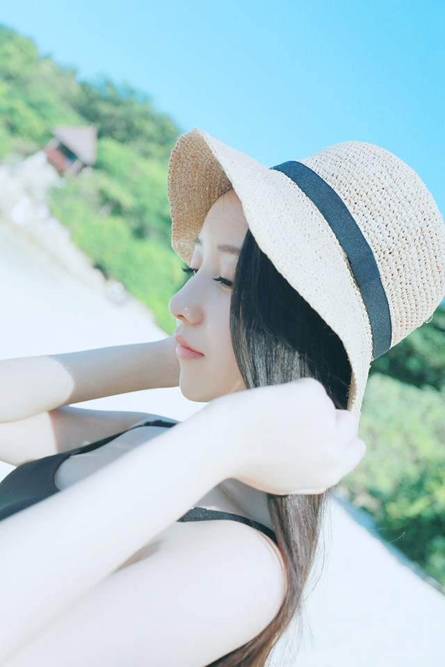 阳光下长发美女清纯照