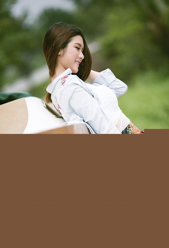 回眸一笑的纯净让人着迷女子