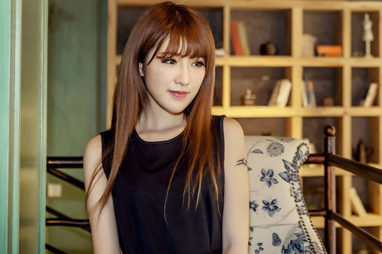 复古书店的清纯动人美女