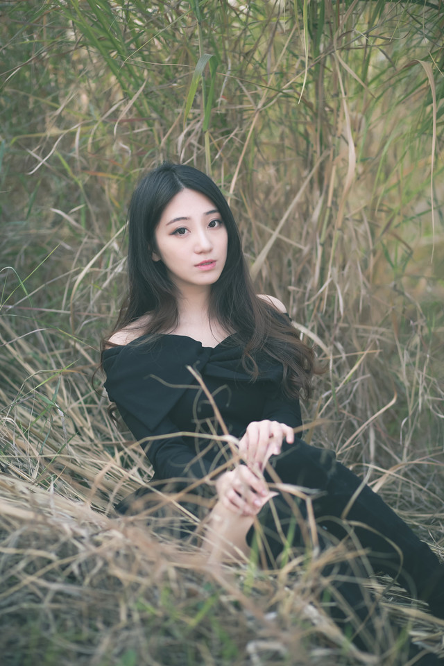 冬季清纯卷发女子寻找希望