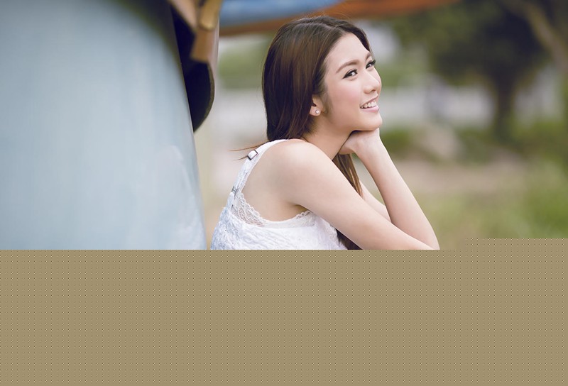 回眸一笑的纯净让人着迷女子