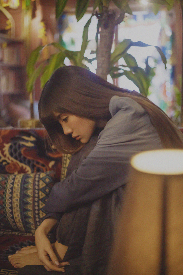 忧伤美女私房迷人长裙