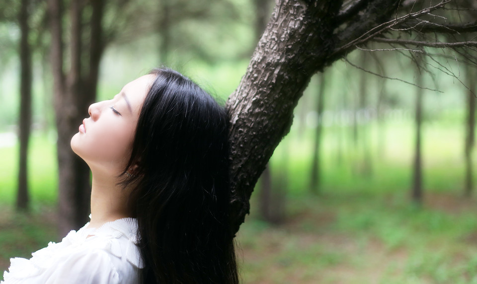 长裙飘飘女子在森林
