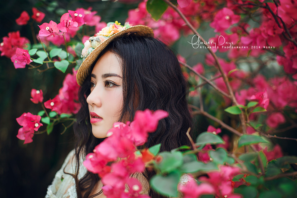 花中卷发清纯迷人女子