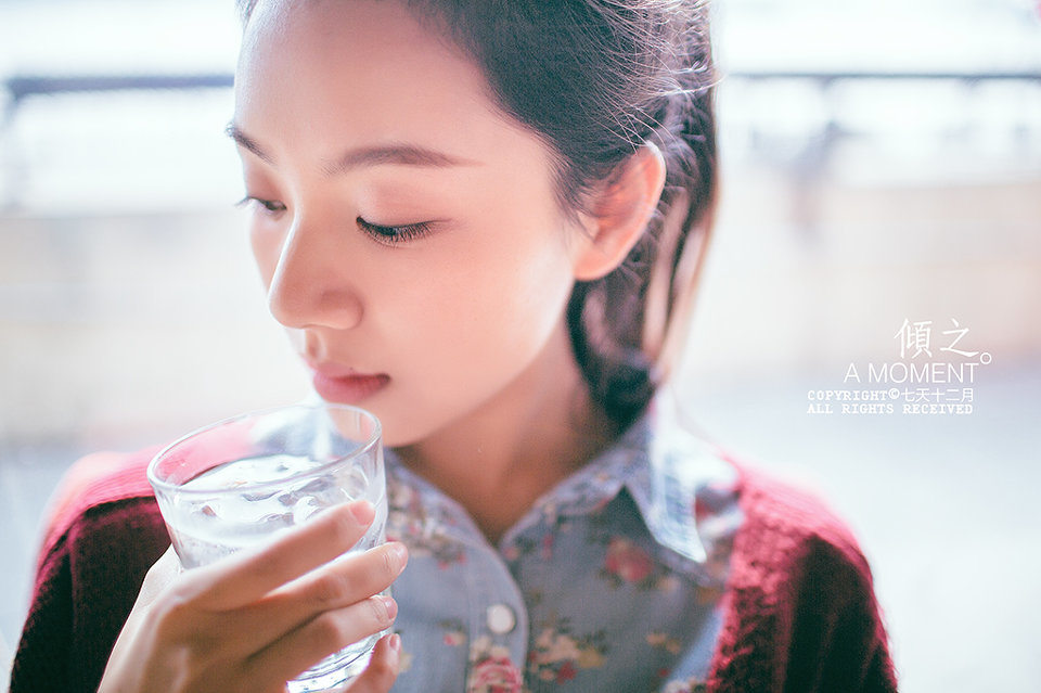 马尾女孩的户外小清新图片