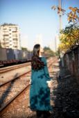 铁轨上长裙迷人唯美图