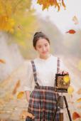 秋日的清纯女子铁轨图