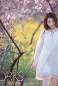 花圃中的白裙女子唯美图