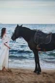 海边马背上的白裙美女