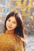 深秋暖阳下清纯甜美姑娘