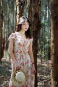 森林里面的碎花长裙唯美图