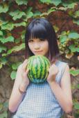 西瓜美女清纯卖萌户外图