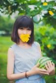 西瓜美女清纯卖萌户外图