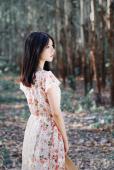 森林里面的碎花长裙唯美图