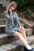 格子长裙女子的秀气写真