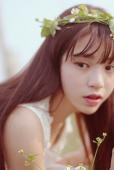 花环女子的清纯户外图