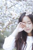 樱花飞舞下长发美女清纯图