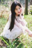 小清新女子森林小路的清纯美女
