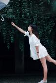 伞下女子的唯美清纯写真图