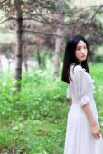 长裙飘飘女子在森林