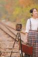 秋日的清纯女子铁轨图