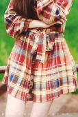 格子裙女子的户外绿野一片