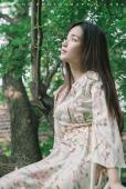 夏日树上不一样情怀的唯美女子