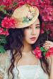花中卷发清纯迷人女子