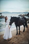 海边马背上的白裙美女