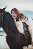 海边马背上的白裙美女