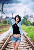 短发女子的铁轨上的短装图