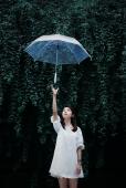 伞下女子的唯美清纯写真图
