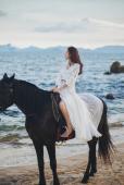 海边马背上的白裙美女