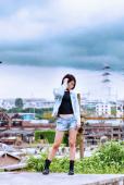 短发女子的铁轨上的短装图
